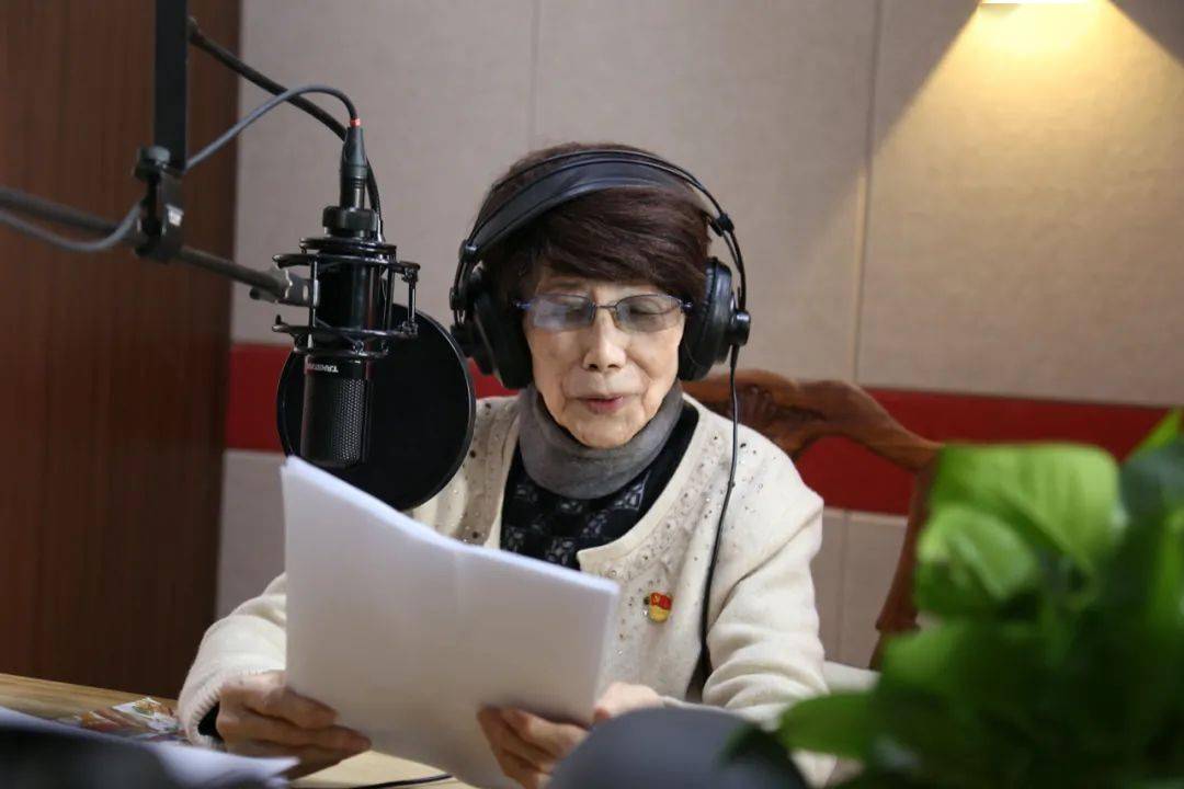 葛兰：中国广播史上的传奇女播音员