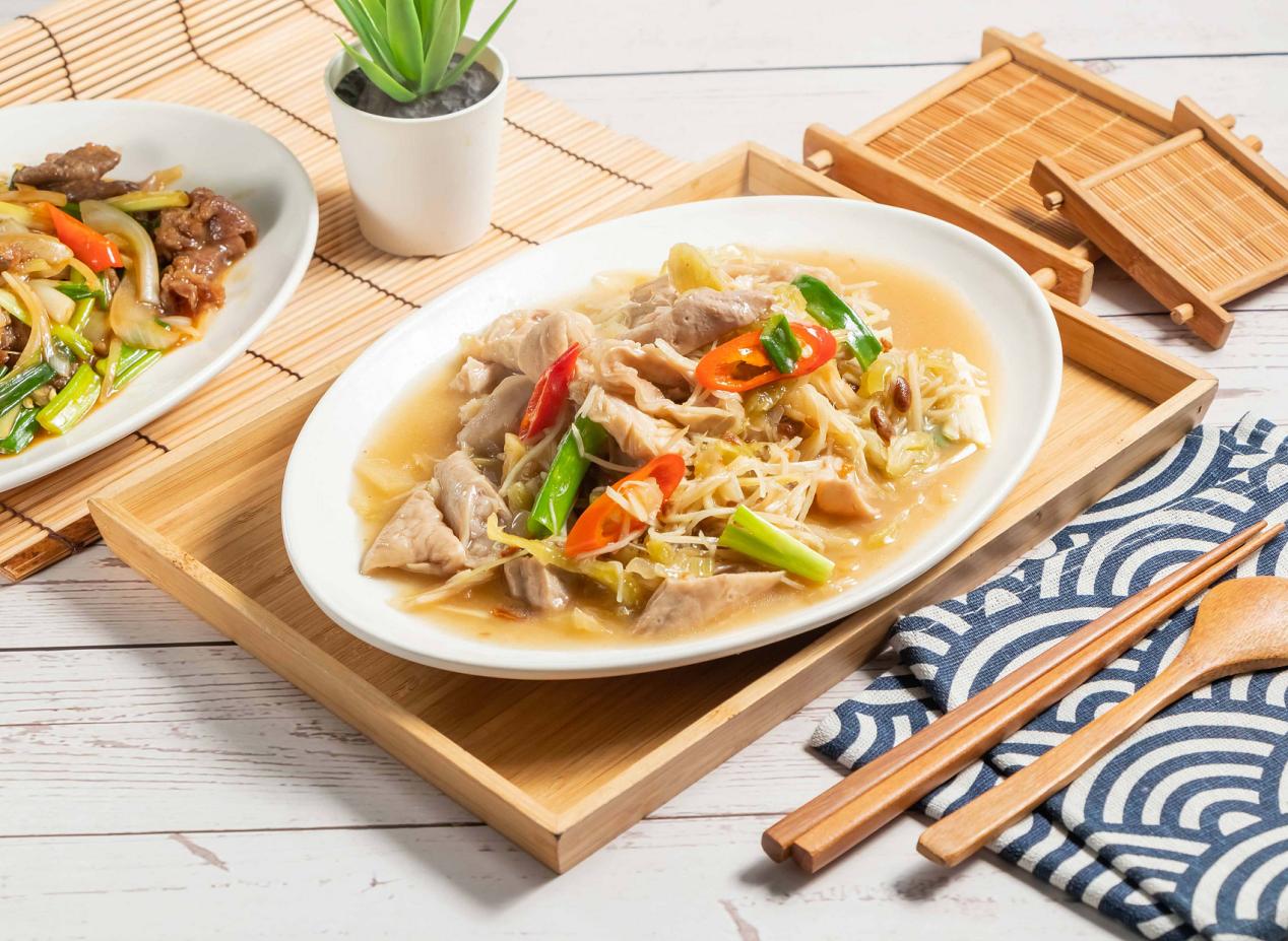 炸大肠配姜丝，盛在一盘孤立的木托盘和餐巾边的台湾食物