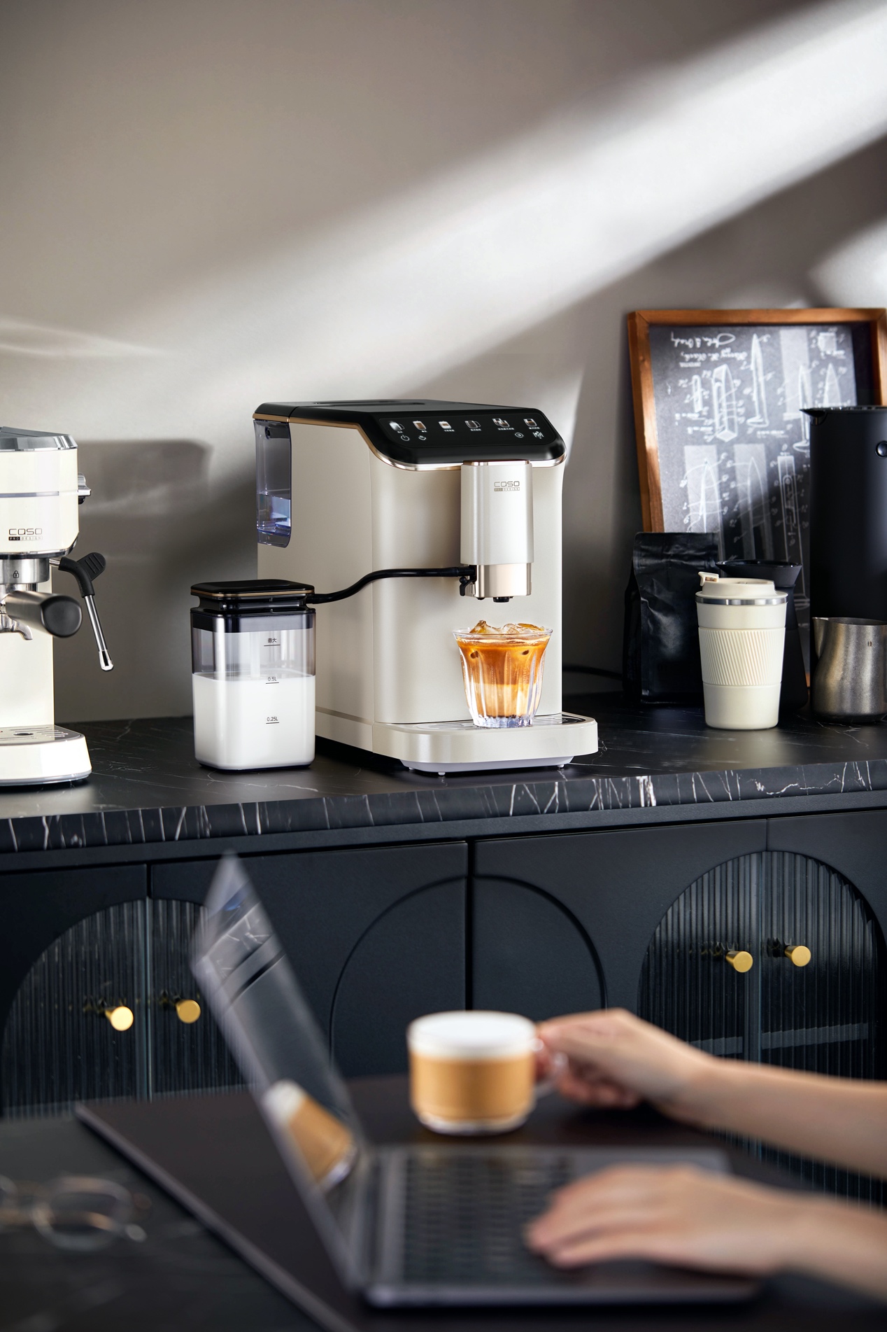 忙碌职场自由饮咖，全靠约1-2分钟快速出杯的卡梭全自动拿铁咖啡机