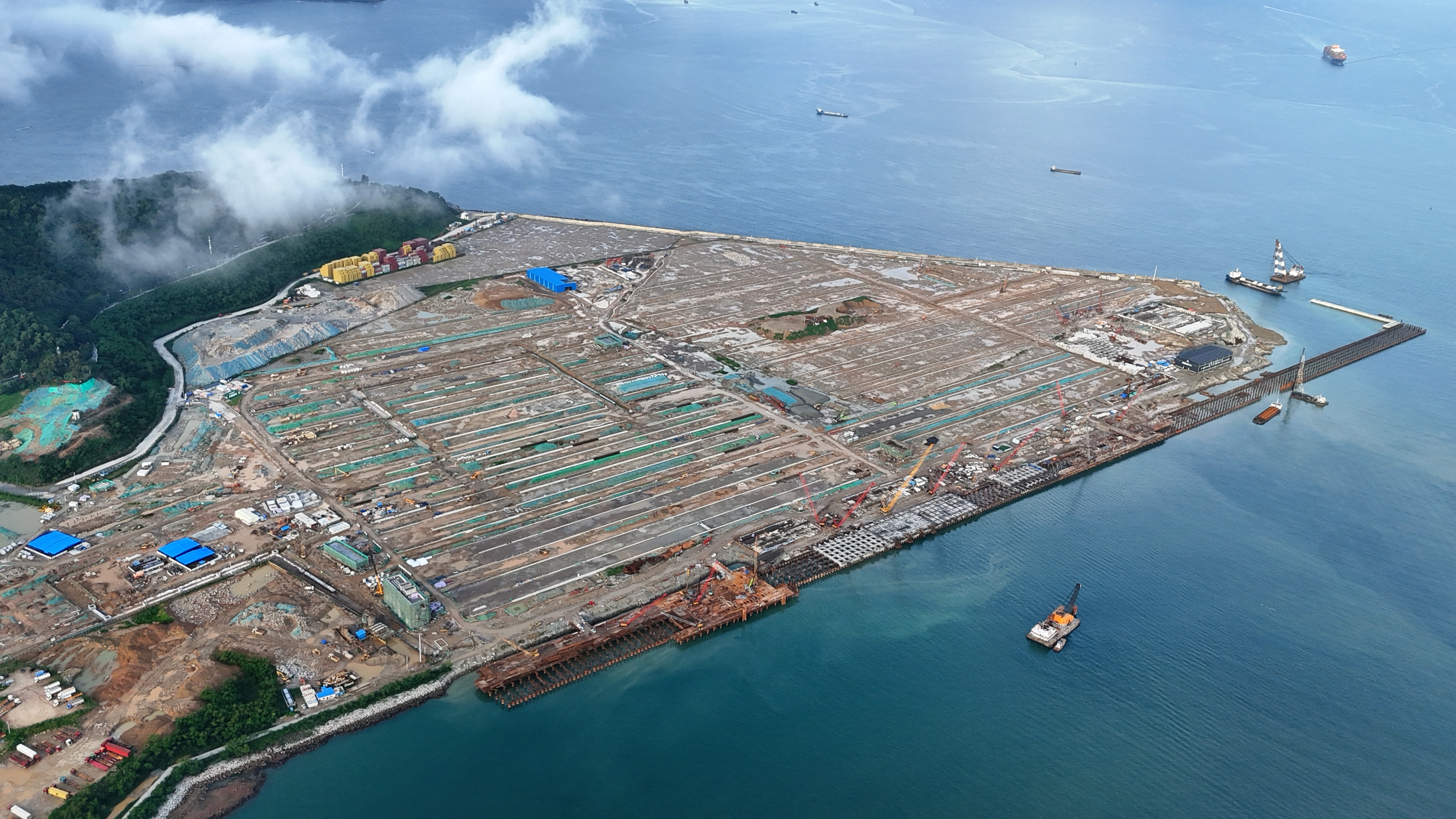 深圳盐田港东作业区集装箱码头一期工程项目完成全部钢管桩施打作业