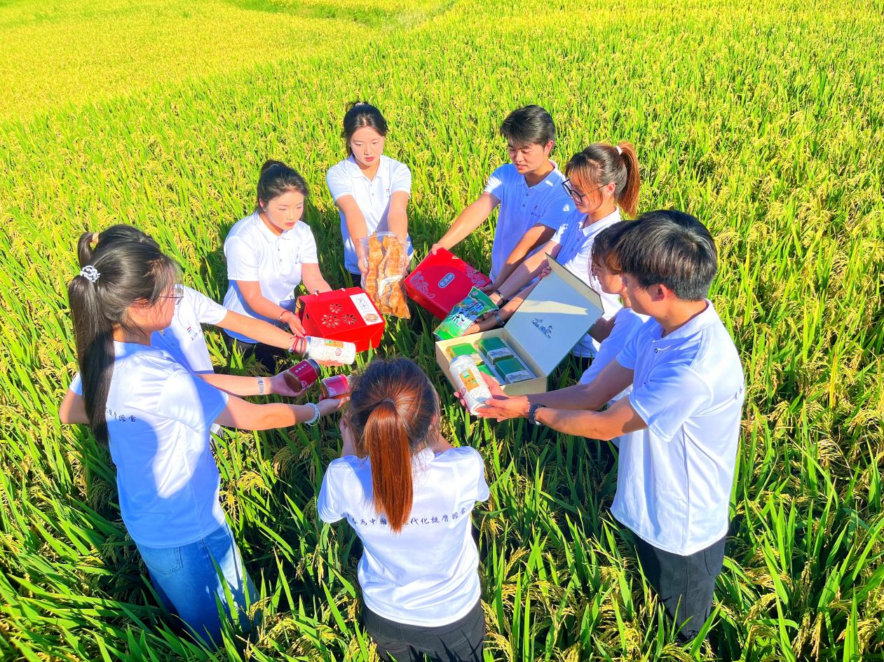 新干县丘田村“推普兴乡+电商直播带货”——大学生志愿者化身网络主播，赋能乡村振兴