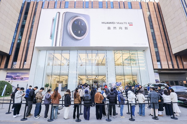 华为Mate 70系列首销人气爆棚，全国多地华为门店上演抢购潮