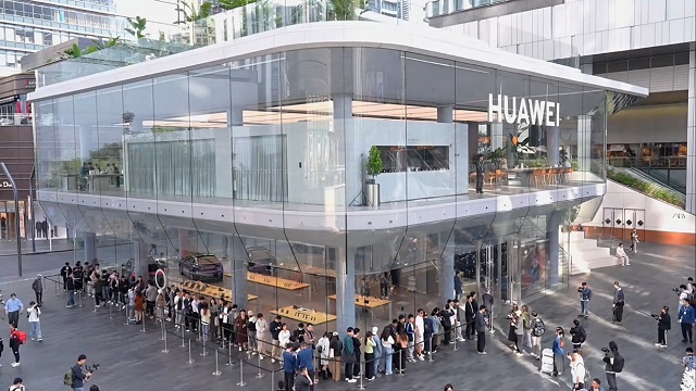 华为Mate 70系列首销人气爆棚，全国多地华为门店上演抢购潮