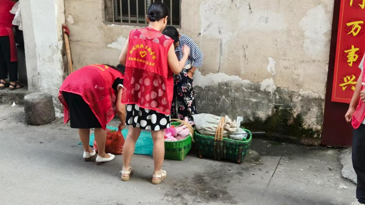 晨光到暮色，“志愿红”点亮黄梅整洁路