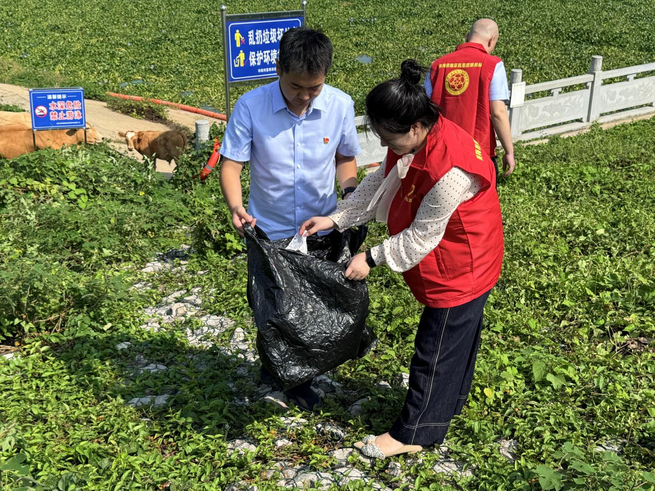 湖北黄梅：红马甲守护碧水清流
