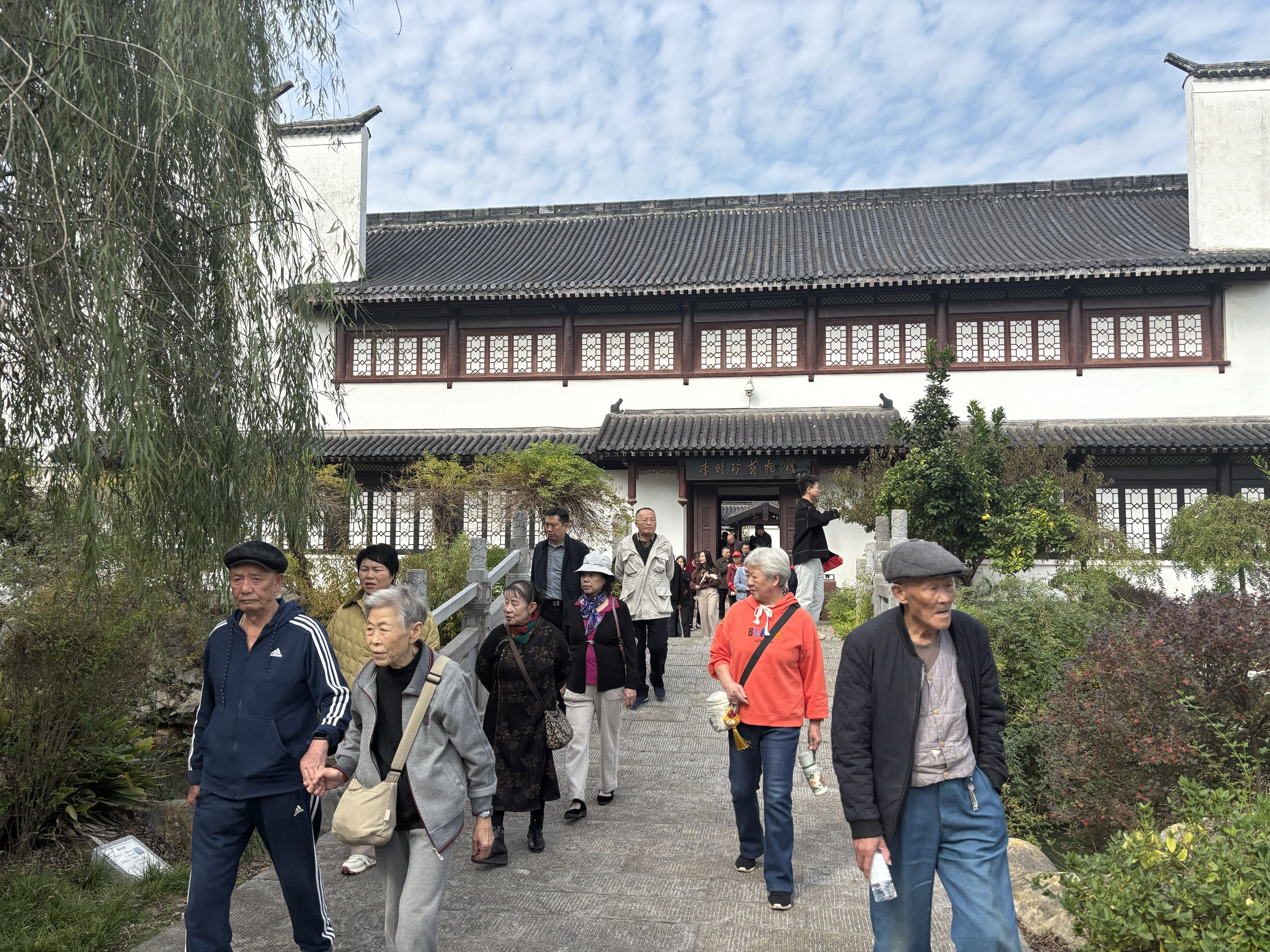 重阳佳节忆初心 退休员工共赴 “本草文化之旅”​