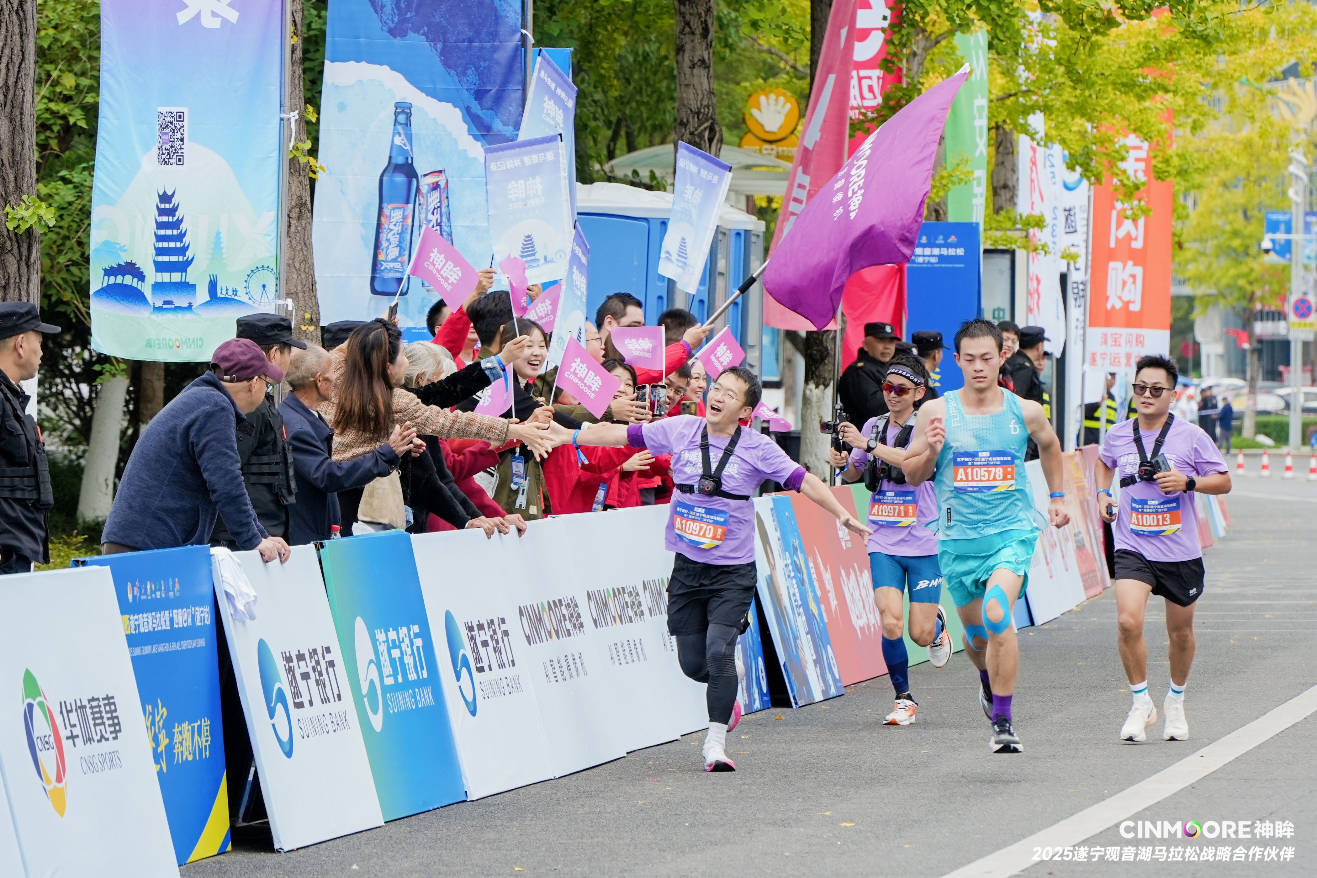 神眸携手遂宁马拉松缔造赛事新标杆，70人跑团与“三人行”直播引领科技赋能体育新范式