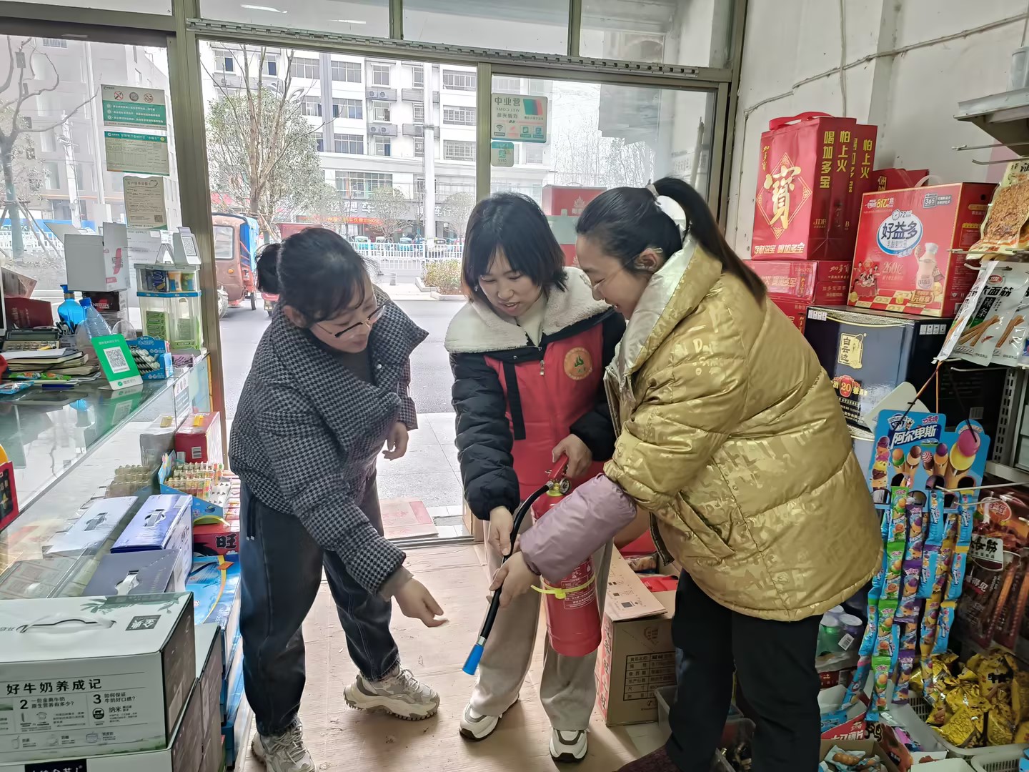 湖北武穴：“志愿红”守护“平安色”