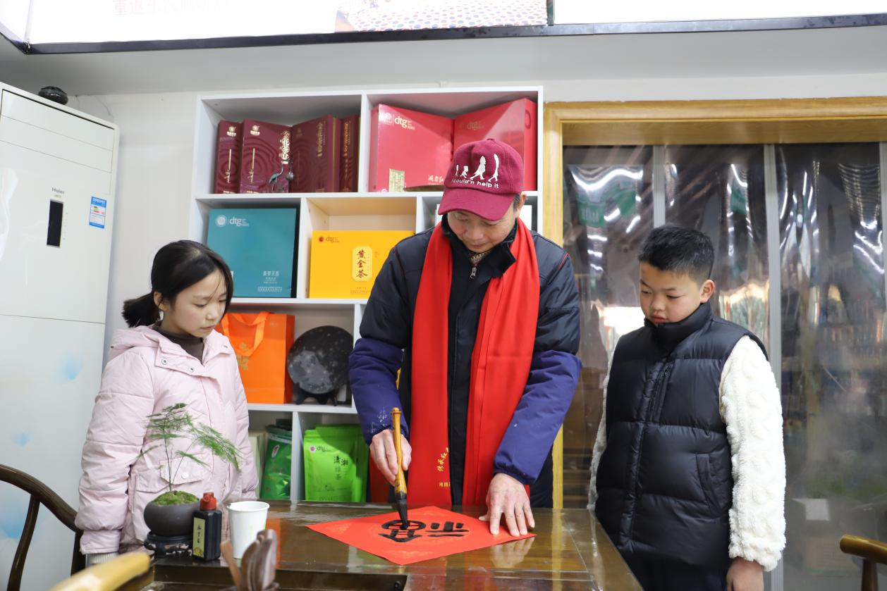 湖南湘阴：绘就“责任烟草”的暖心画卷