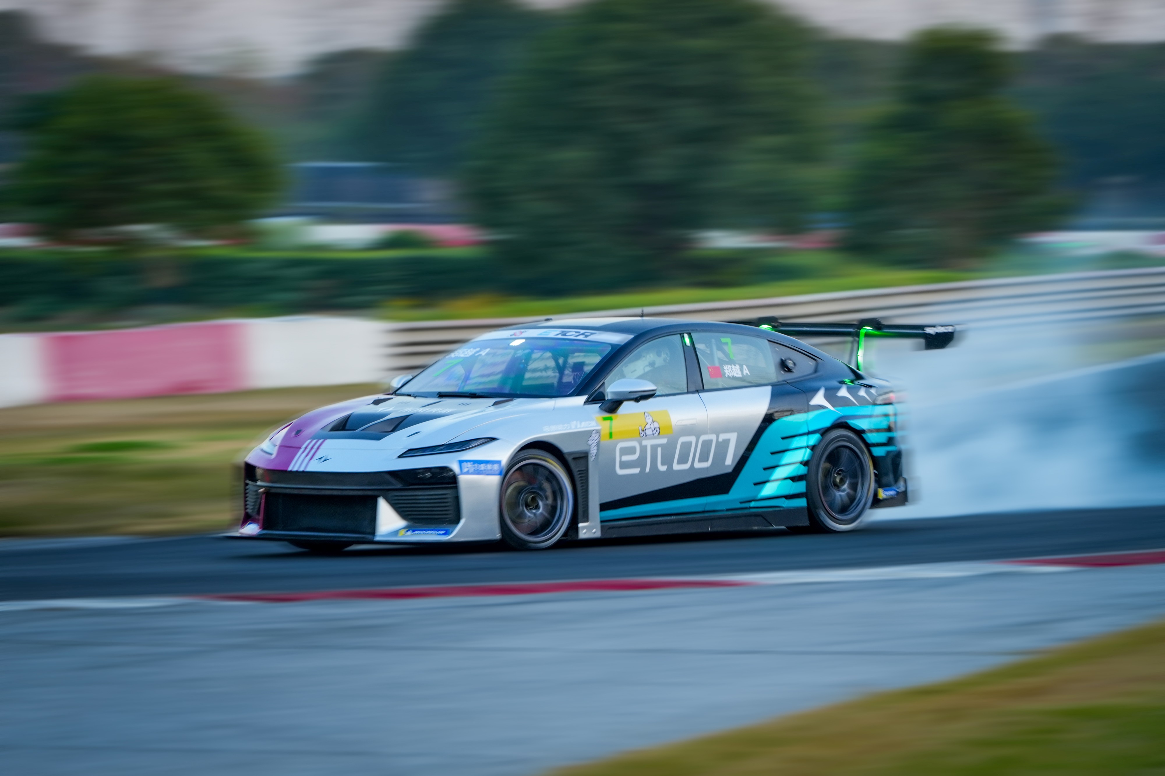 冠军座驾触手可及！东风奕派eπ007+限时价13.99万起