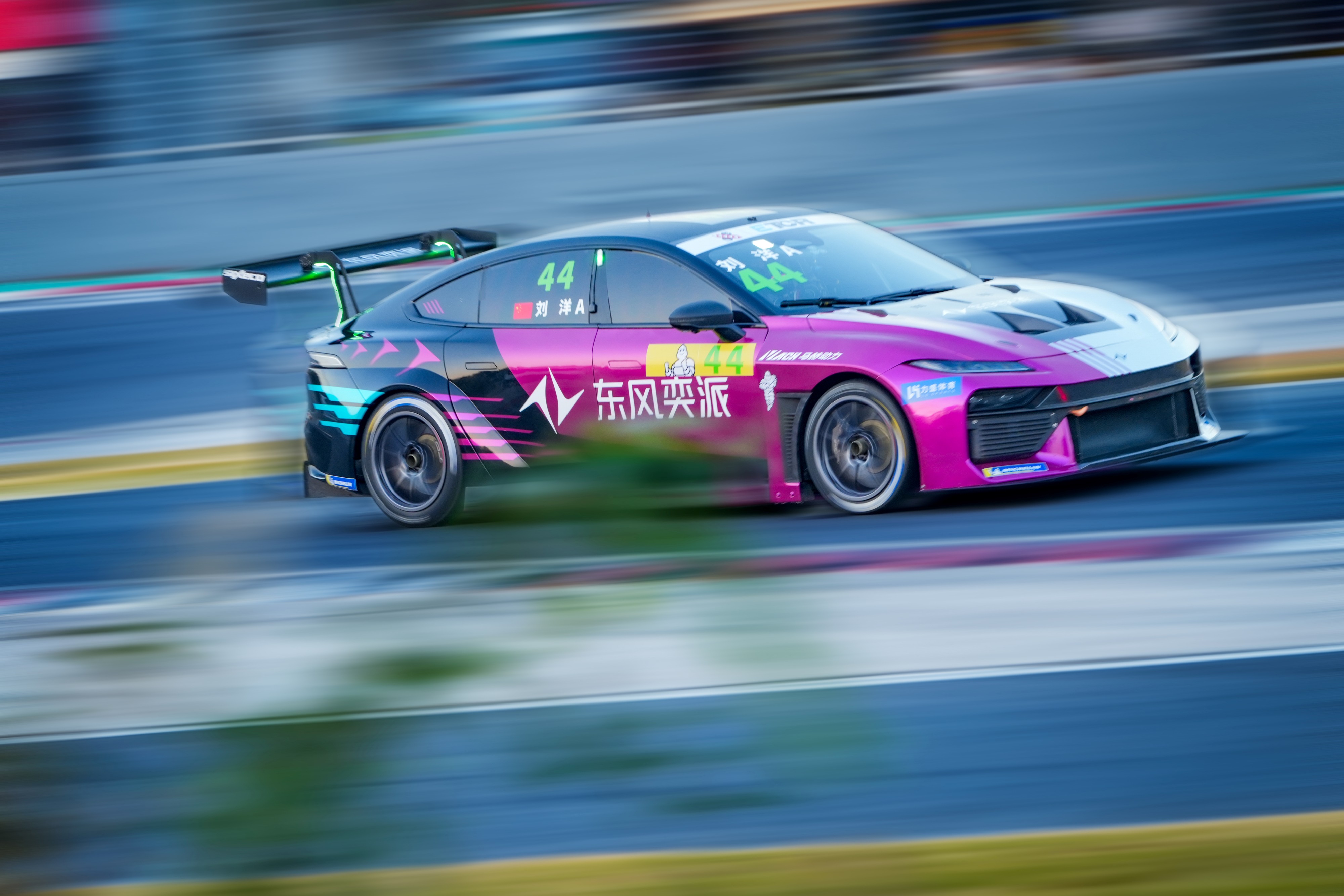 冠军座驾触手可及！东风奕派eπ007+限时价13.99万起