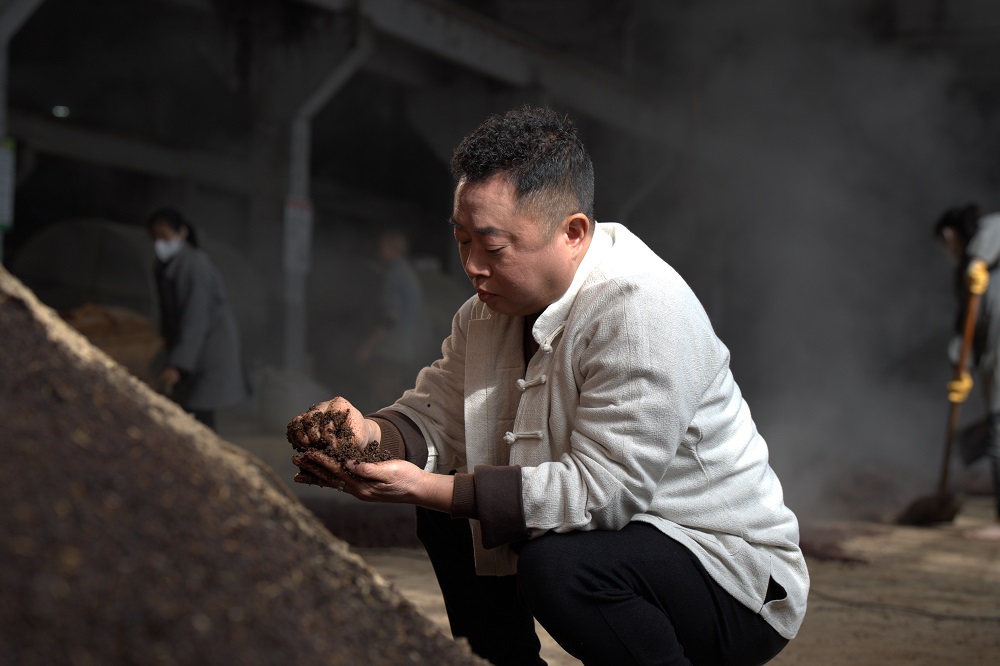 茅系酱酒古法酿造大师章榜文，以极致细节铸就酱酒传奇