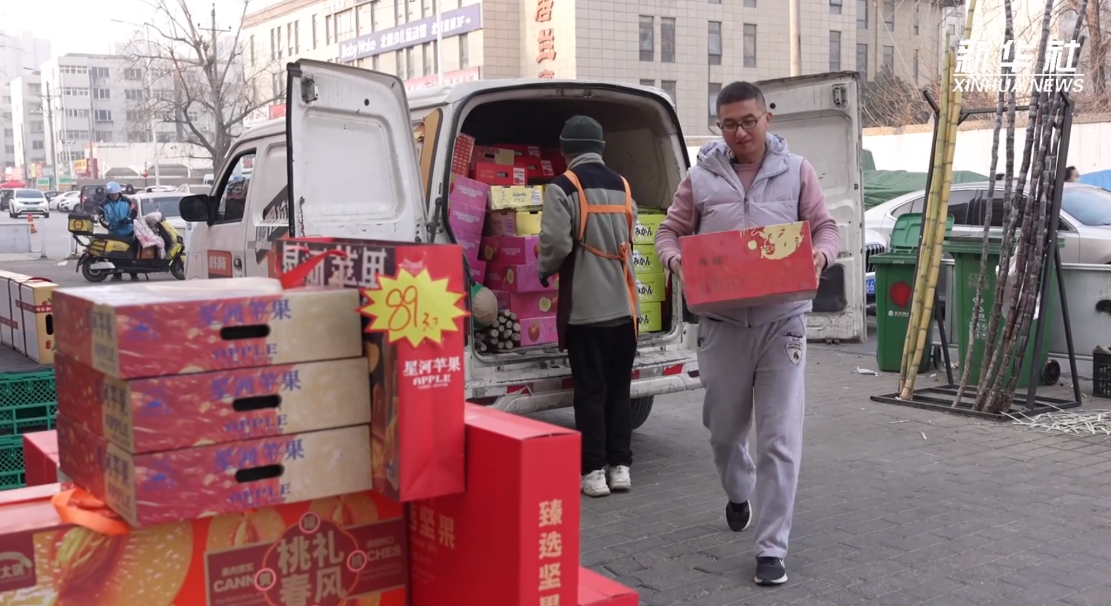 寒冬中的坚守：货拉拉司机的物资配送之旅