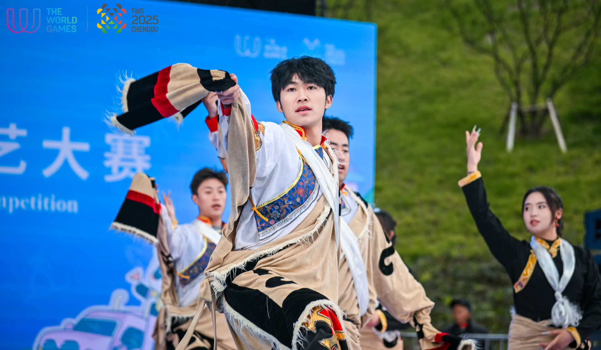 穿黑色衣服的男人在球场上跳起来
中度可信度描述已自动生成