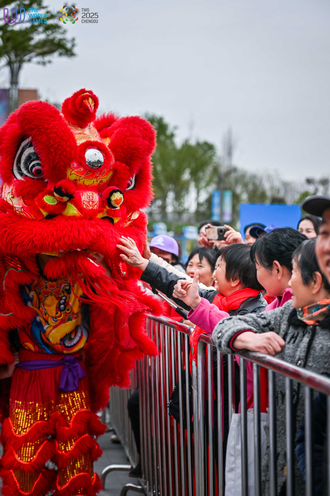 图片包含 人, 户外, 男人, 站
描述已自动生成