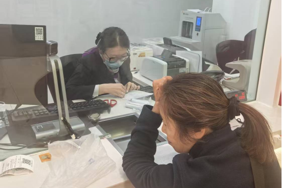 工行镇江丹阳开发区支行两罐“世界硬币”存出暖心服务