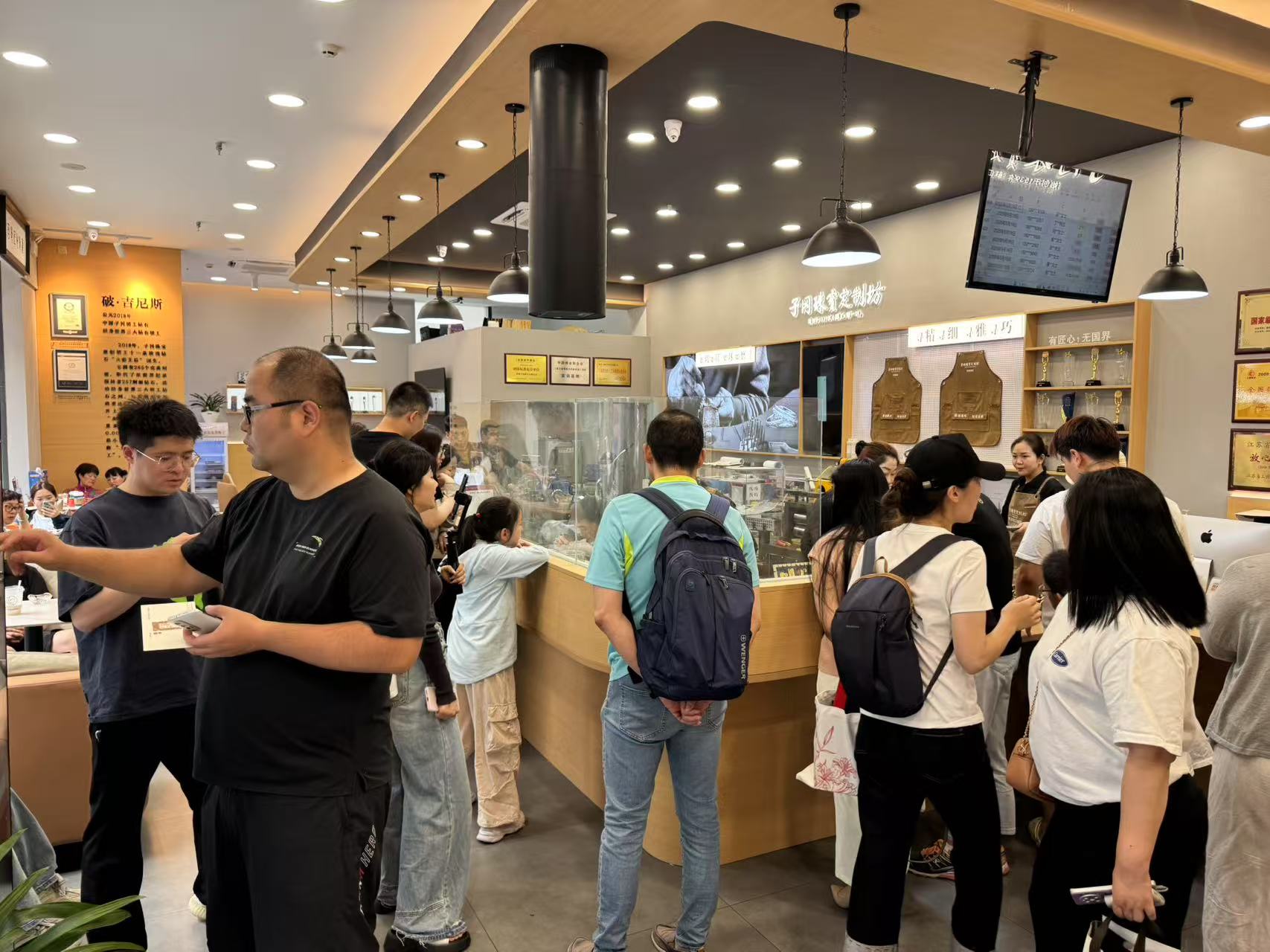 星空体育：是年轻人爱上老字号还是老字号正