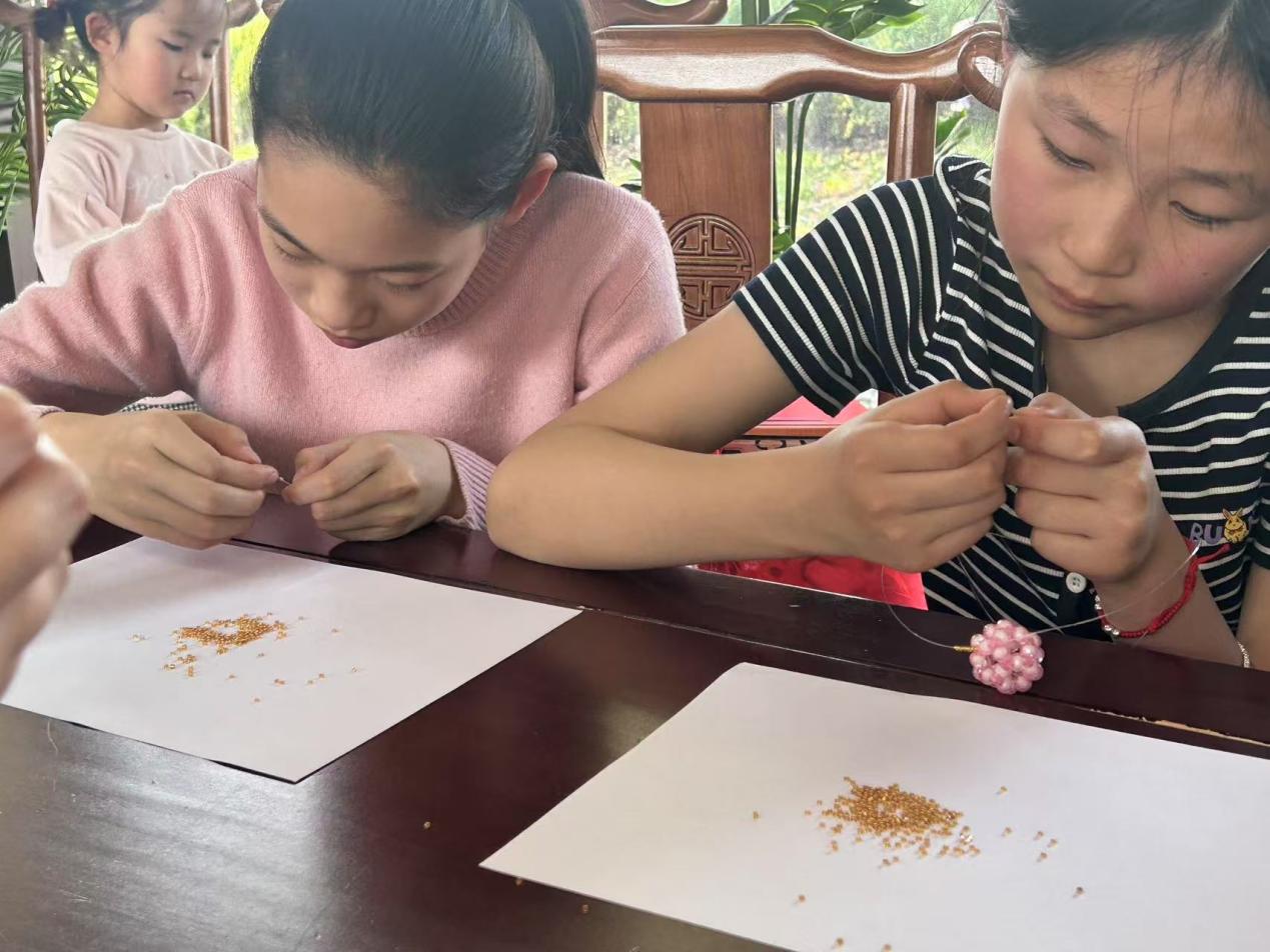 图片包含 桌子, 人, 食物, 男人

AI 生成的内容可能不正确。