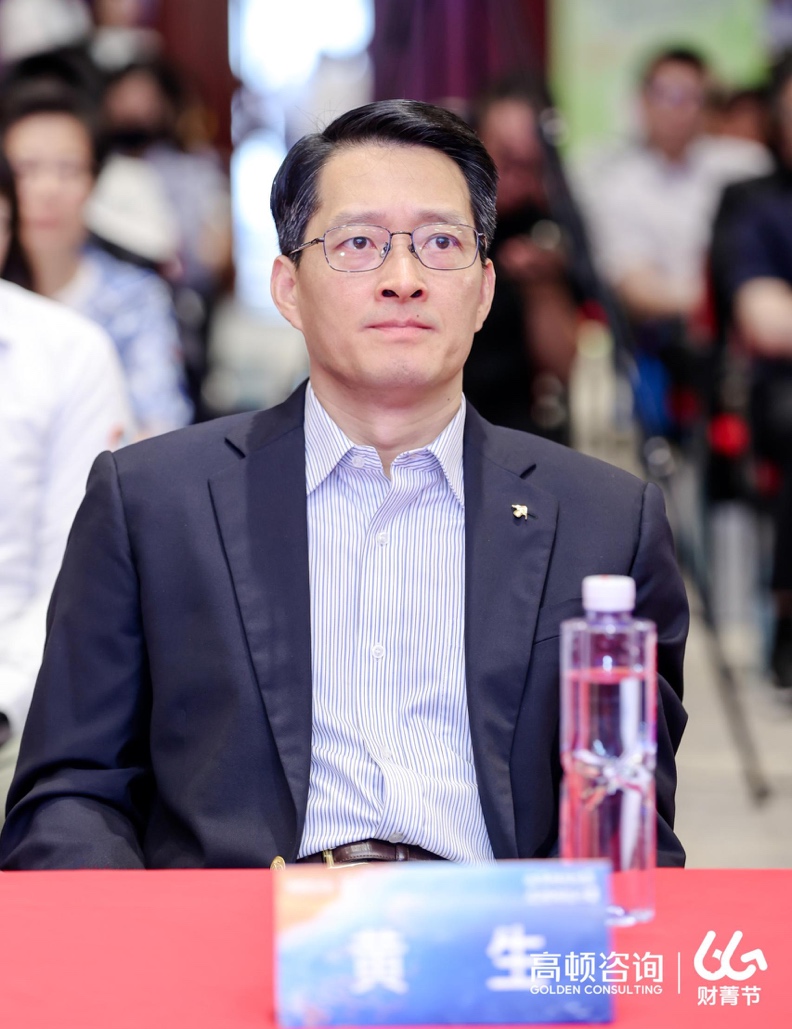 穿着西装笔挺的男子与配字描述已自动生成