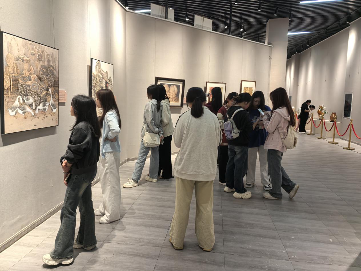 “新时代工艺美术作品巡展（第四站）”在贵阳市雪涯美术馆举办