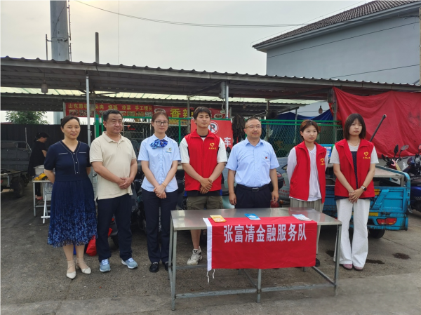 銀村結(jié)對(duì)共建，建行鎮(zhèn)江分行開(kāi)展“維護(hù)人民幣法定地位”現(xiàn)金宣傳活動(dòng)