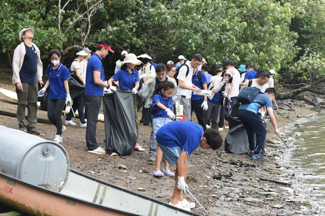 A group of people cleaning up trash

AI-generated content may be incorrect.