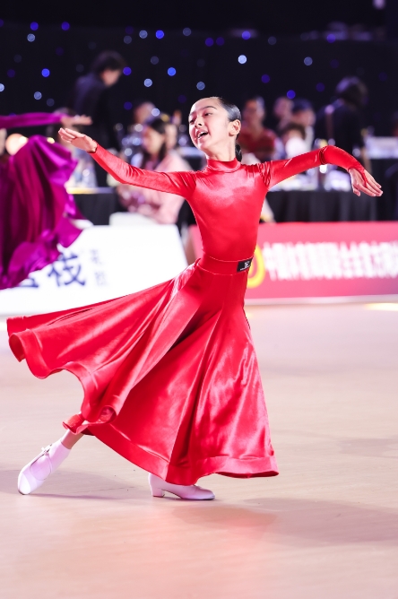 星二代闪耀赛场之际,“小杨幂”杨安琪早已登顶世界之巅!国标舞最年轻世界冠军诞生