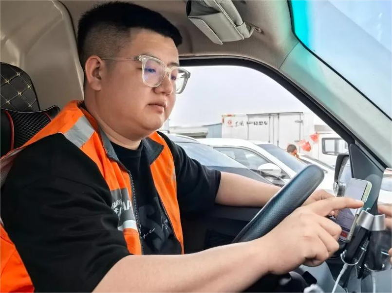 青岛95后小伙追求自由，加入货拉拉投身夜间货运道路