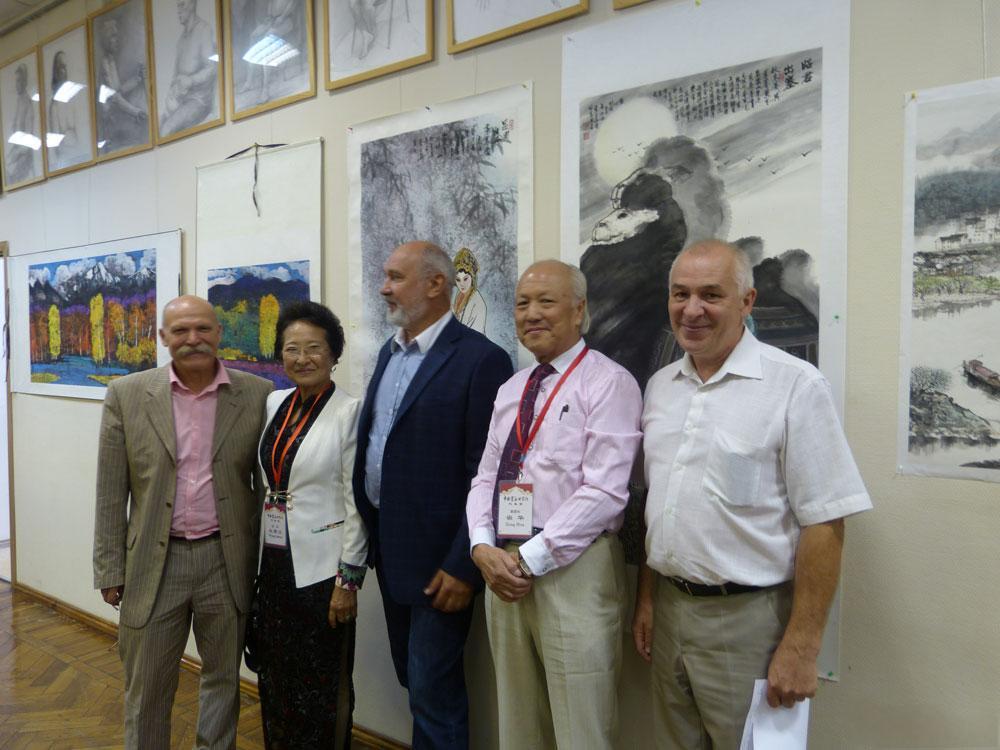 7莫斯科文化艺术学院与三位画家、教授合影2015