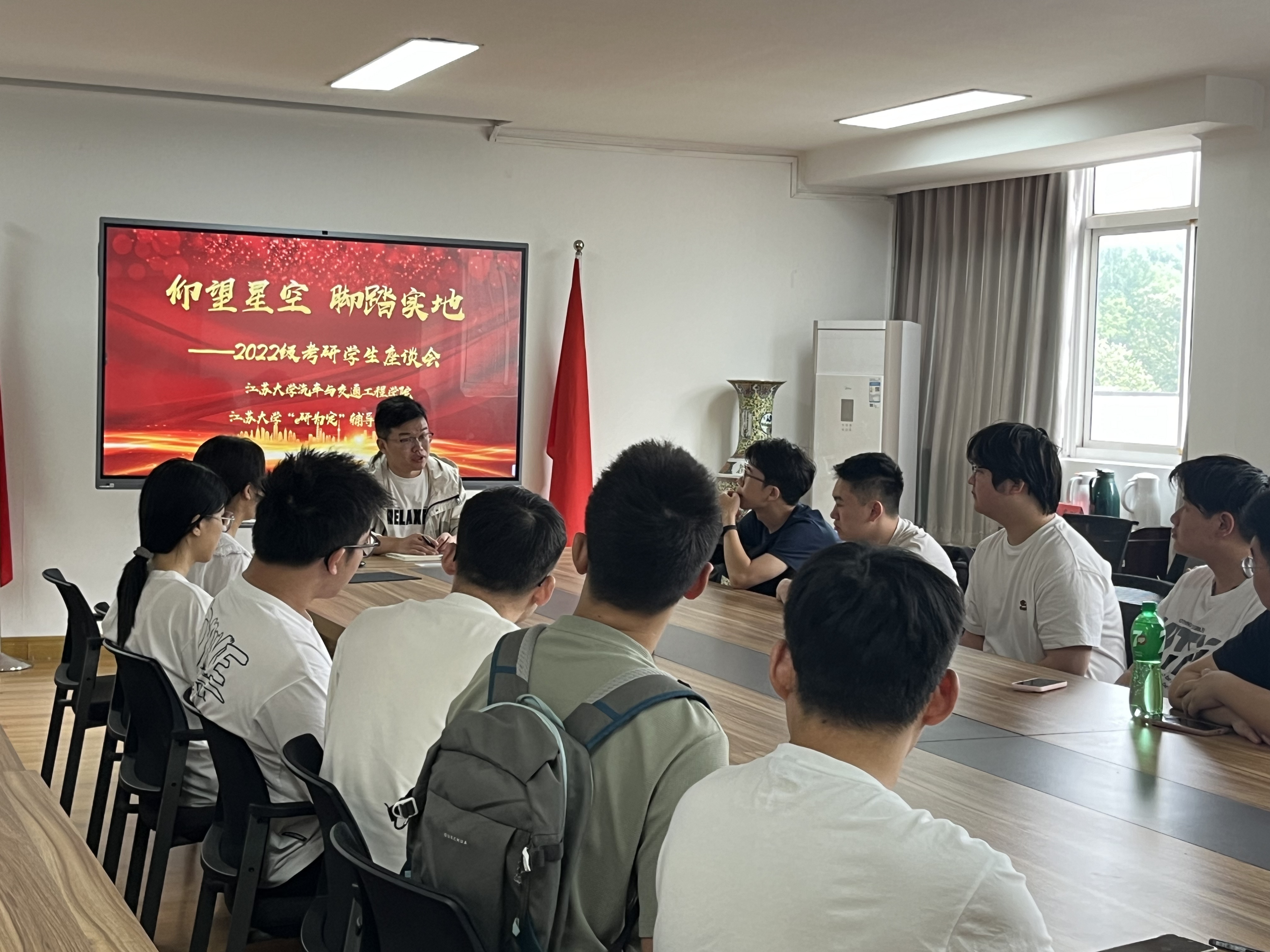 从深夜焦虑到励志旋律：江大辅导员刘波