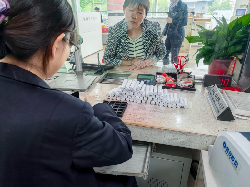 工行镇江扬中扬子东路支行温情服务解难题