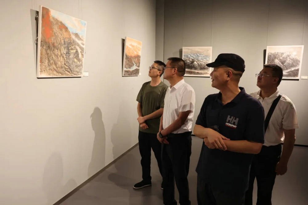 https://q4.itc.cn/q_70/images01/20250630/adefa90ccfec47b08f3b170595a15800.jpeg