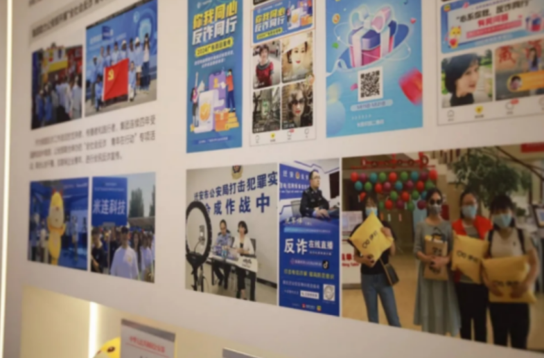 墙上贴着许多海报
AI 生成的内容可能不正确。