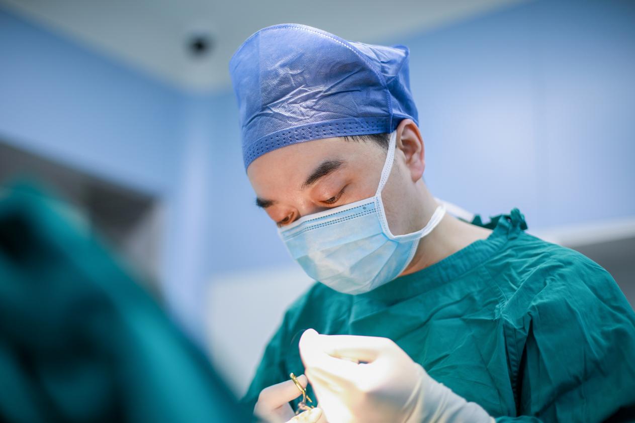 熊孩子沙发倒立头磕桌角 整形外科紧急缝合