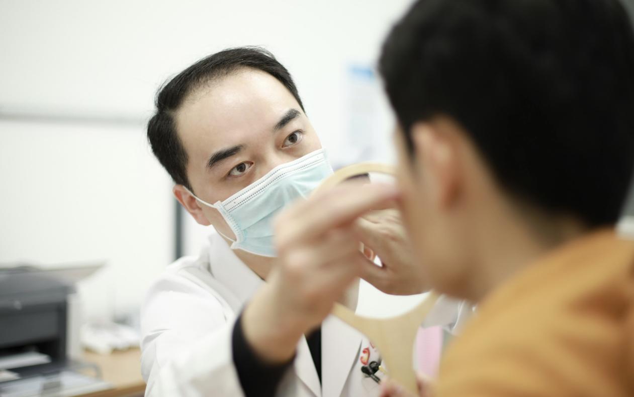 熊孩子沙发倒立头磕桌角 整形外科紧急缝合