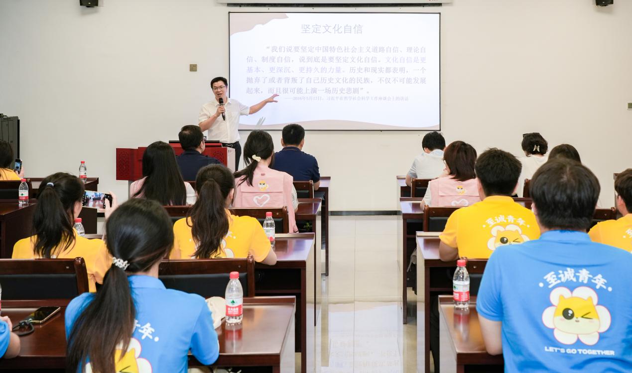 实践队师生聆听沙县区委党校邱副校长讲党课