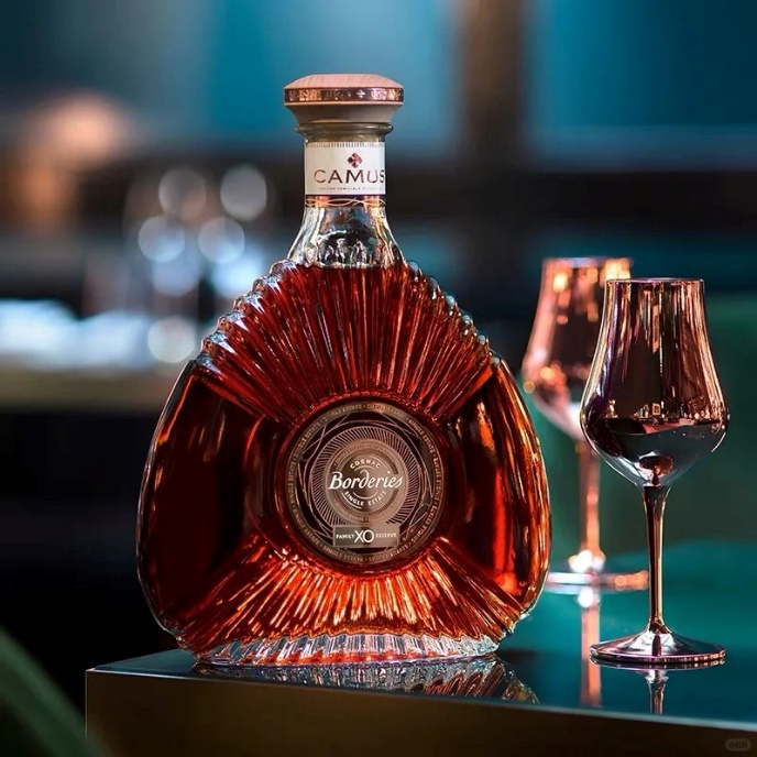 图片包含 桌子, 室内, 红酒, 玻璃AI 生成的内容可能不正确。