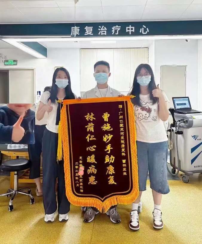 21岁独居女孩突发脑膜炎致偏瘫，如今重新行走