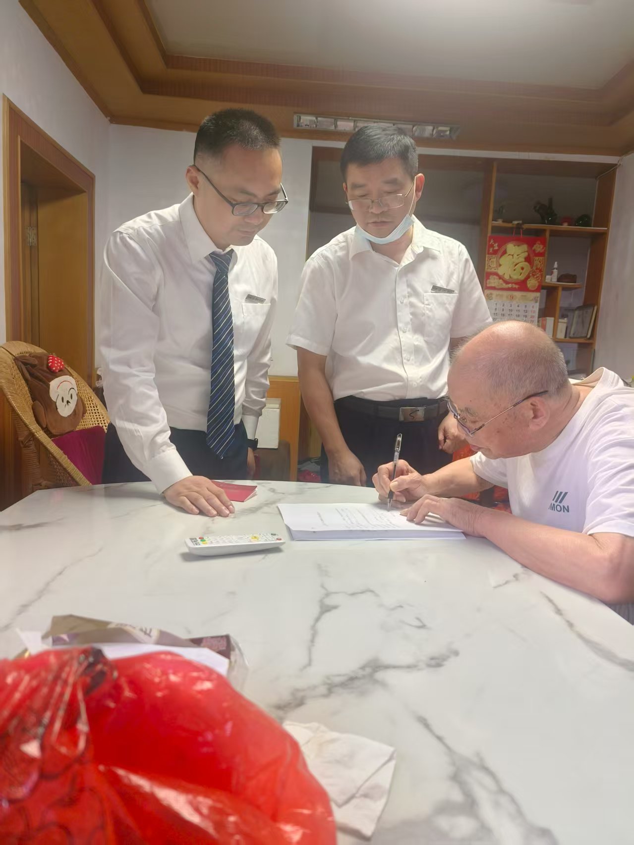 工行鎮(zhèn)江丹陽支行營業(yè)部特事特辦顯溫情 上門服務(wù)暖人心