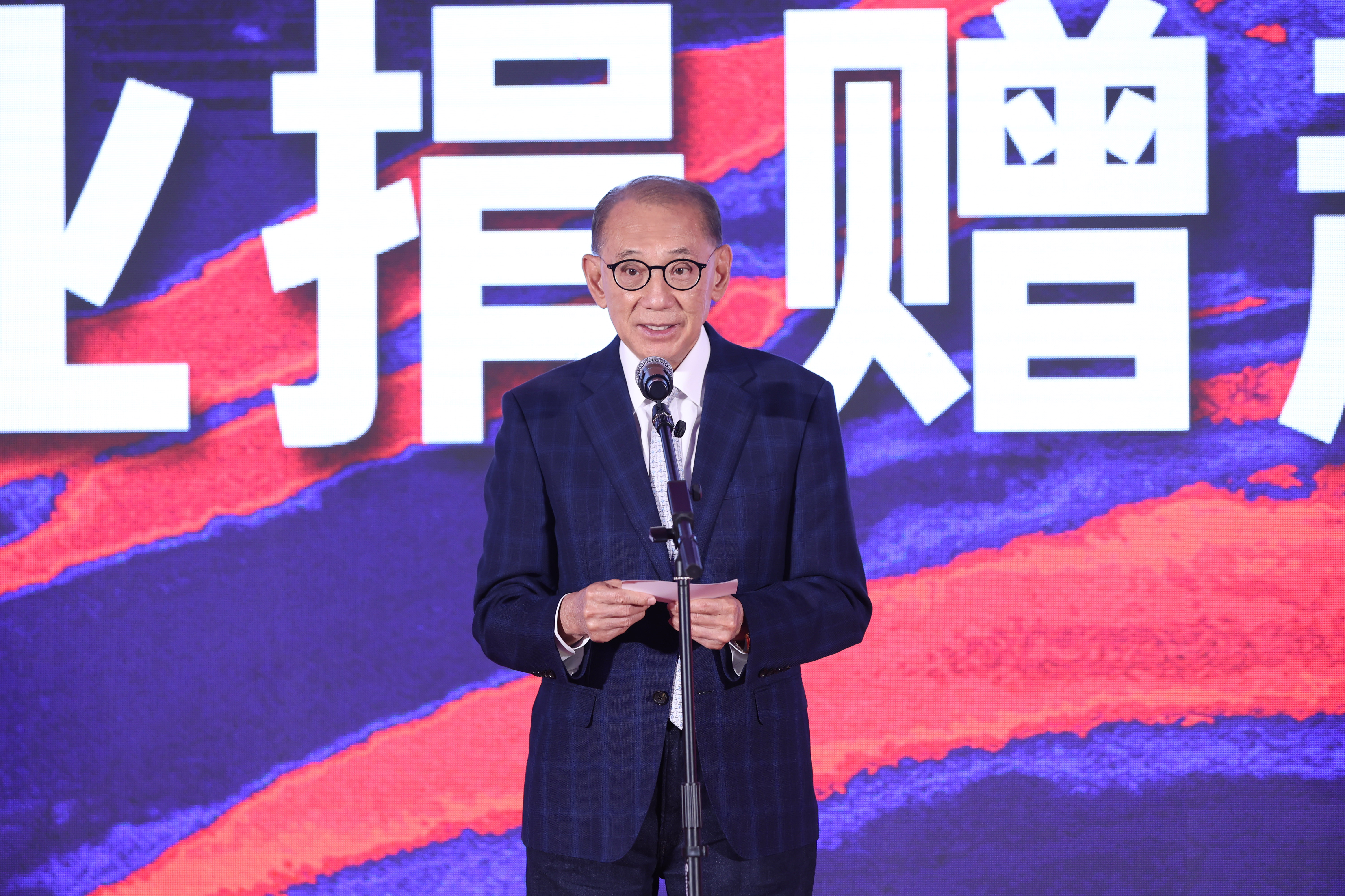 英皇集团领袖传承接力慈善事业，赋能企业发展新篇章