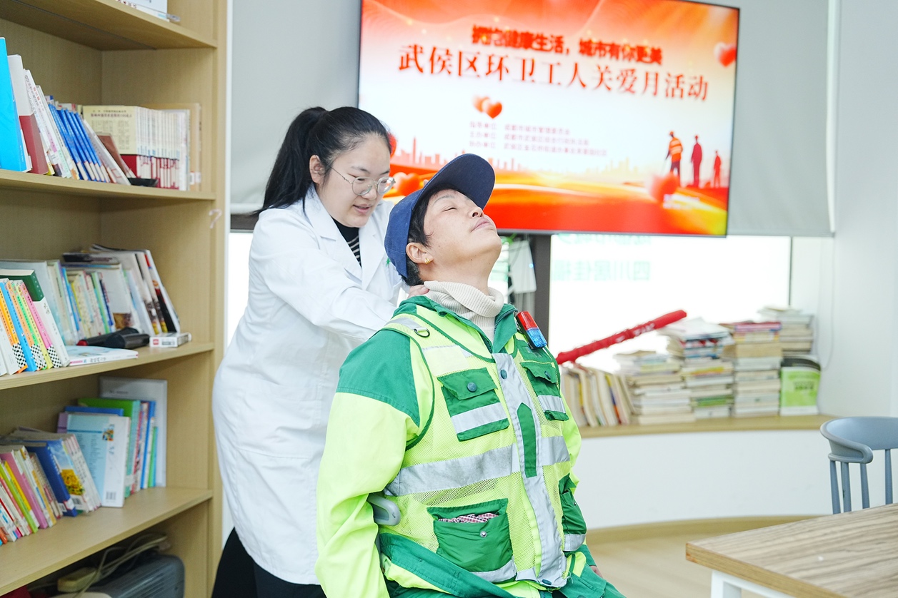 图片包含 人, 室内, 书, 架子
描述已自动生成