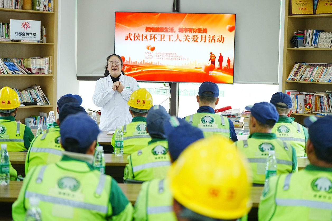 图书馆里的一群人
描述已自动生成