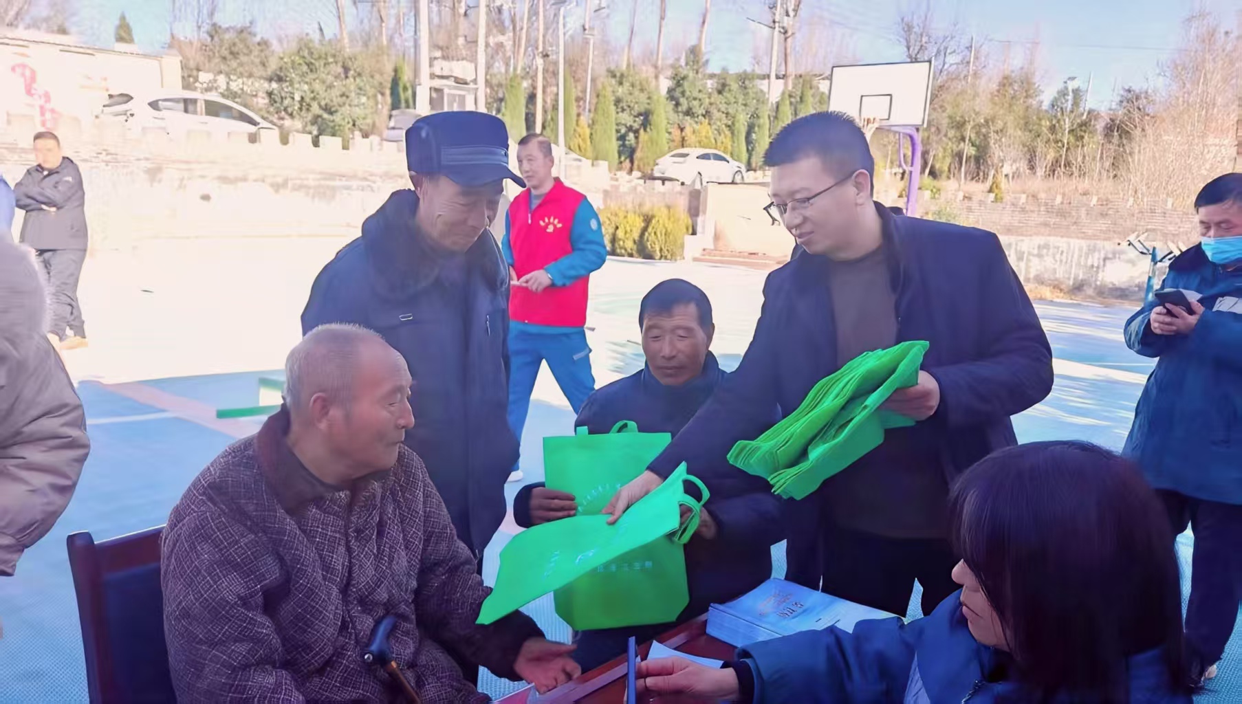 义诊搭起“健康桥” 家医进村暖民心— 三门峡市陕州区卫健委深入定点帮扶村开展义诊及帮扶活动