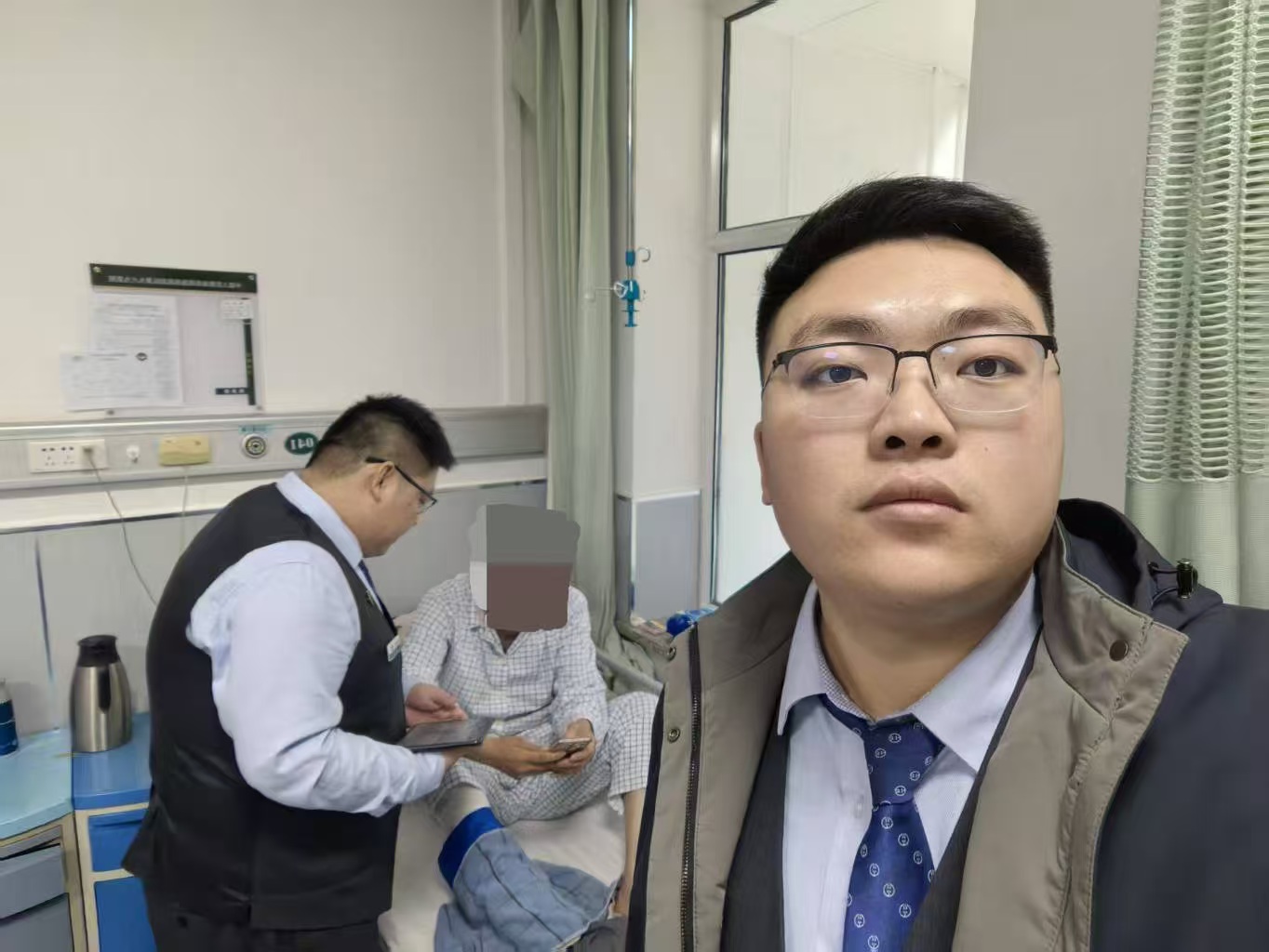 农行暖心服务获赞誉，病床前速解医疗费难题