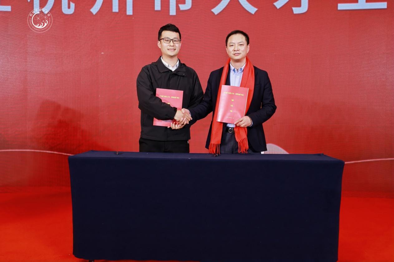 杭州市咸宁商会会长周琳与咸宁市组织部副部长签约