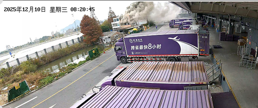 逆行火场彰显担当 跨越小哥协助消防扑灭居民楼大火