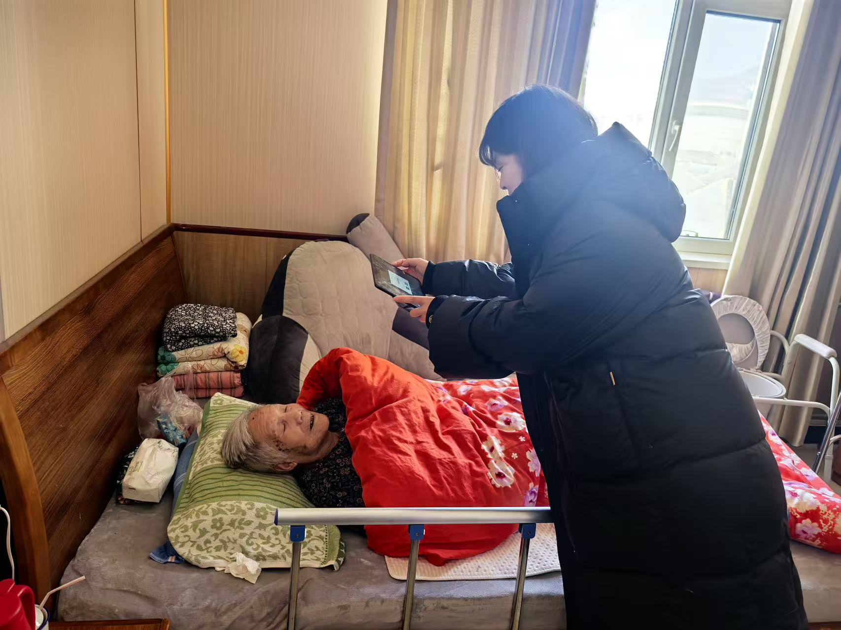 暖陽照銀發(fā) 服務(wù)送上門——農(nóng)行通渭城關(guān)支行暖心服務(wù)情暖養(yǎng)老院