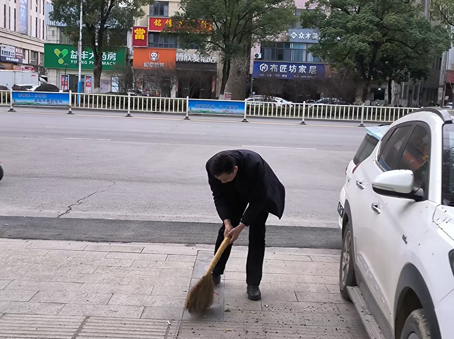 湖北蕲春：金叶添彩洁美城 同心迎庆新元至