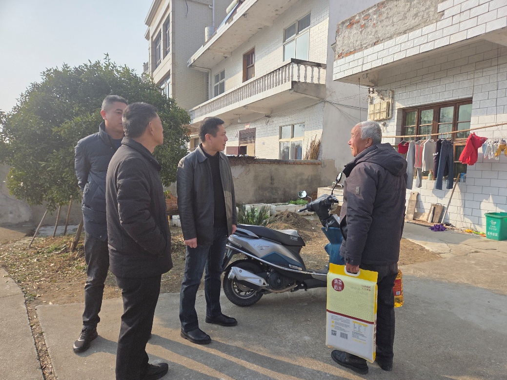 湖北武穴：进百姓门前 送暖心关怀