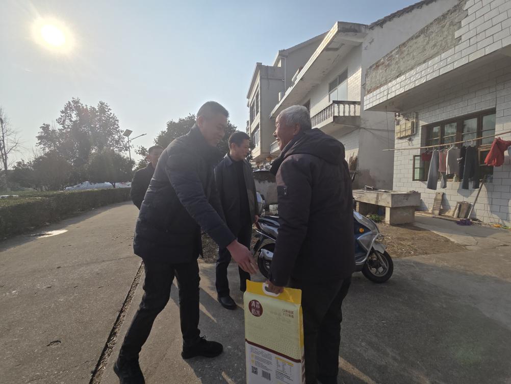 岁寒情愈暖 服务践初心